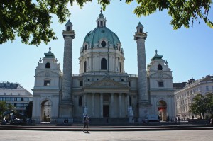 Frontaler Blick auf die Karlskirche